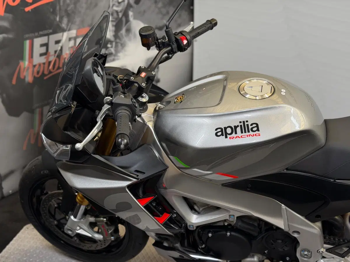 Aprilia Tuono V4 (2021 - 24) (12)
