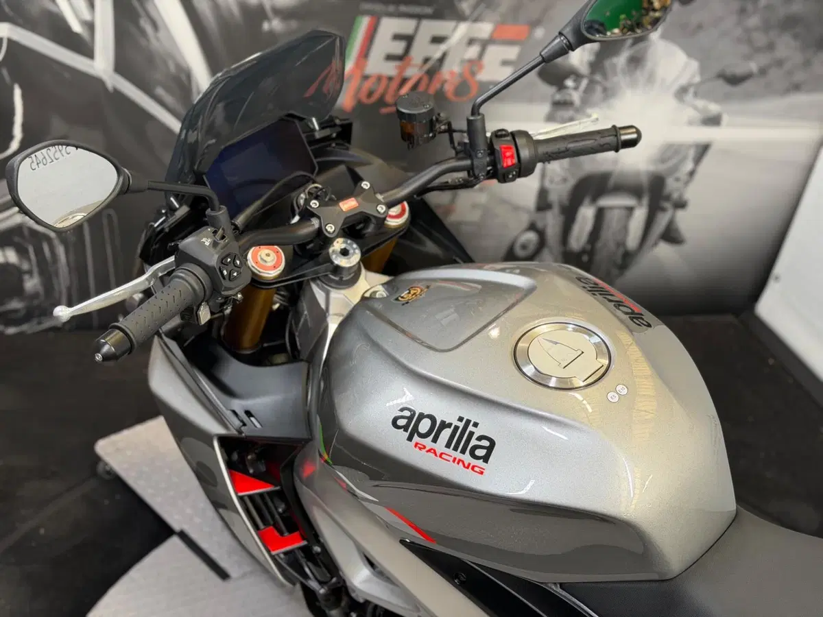 Aprilia Tuono V4 (2021 - 24) (14)
