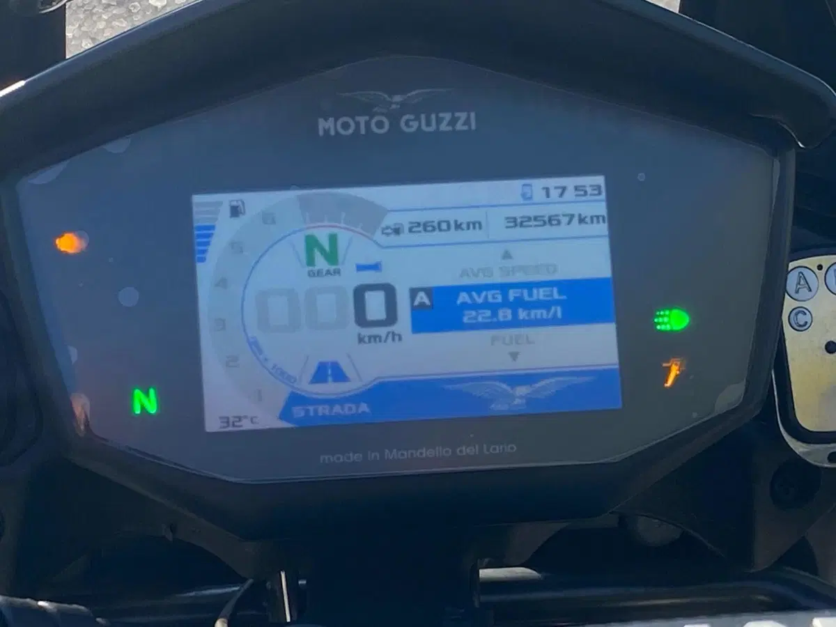 Moto Guzzi V85 TT (2021 - 23) (3)