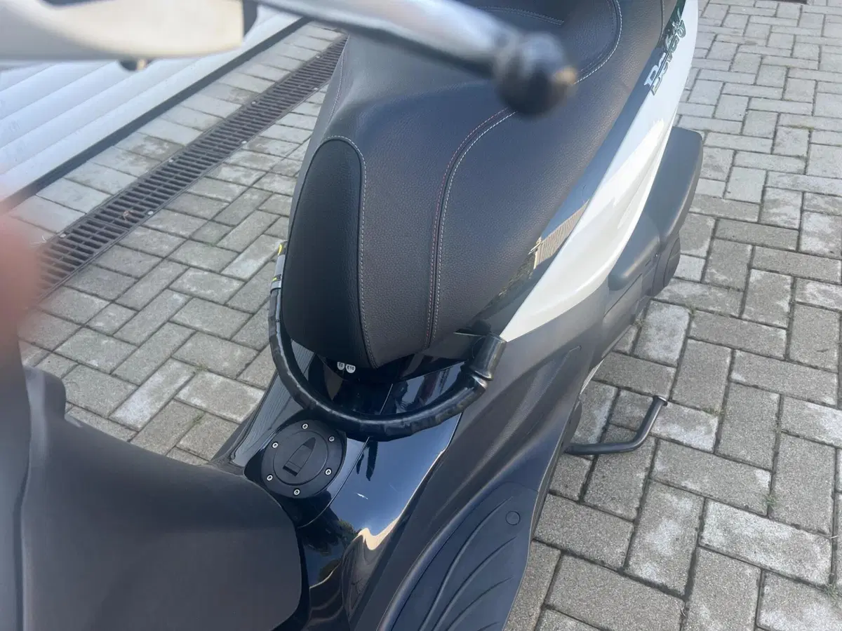 Piaggio Beverly 300 Hpe (2021) (7)