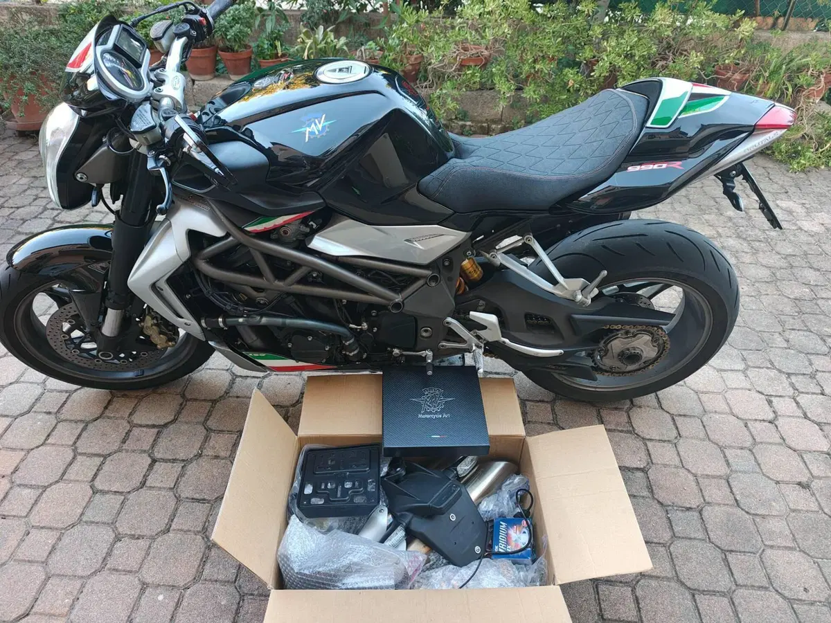 MV Agusta Brutale 990 R (2009 - 12) (4)