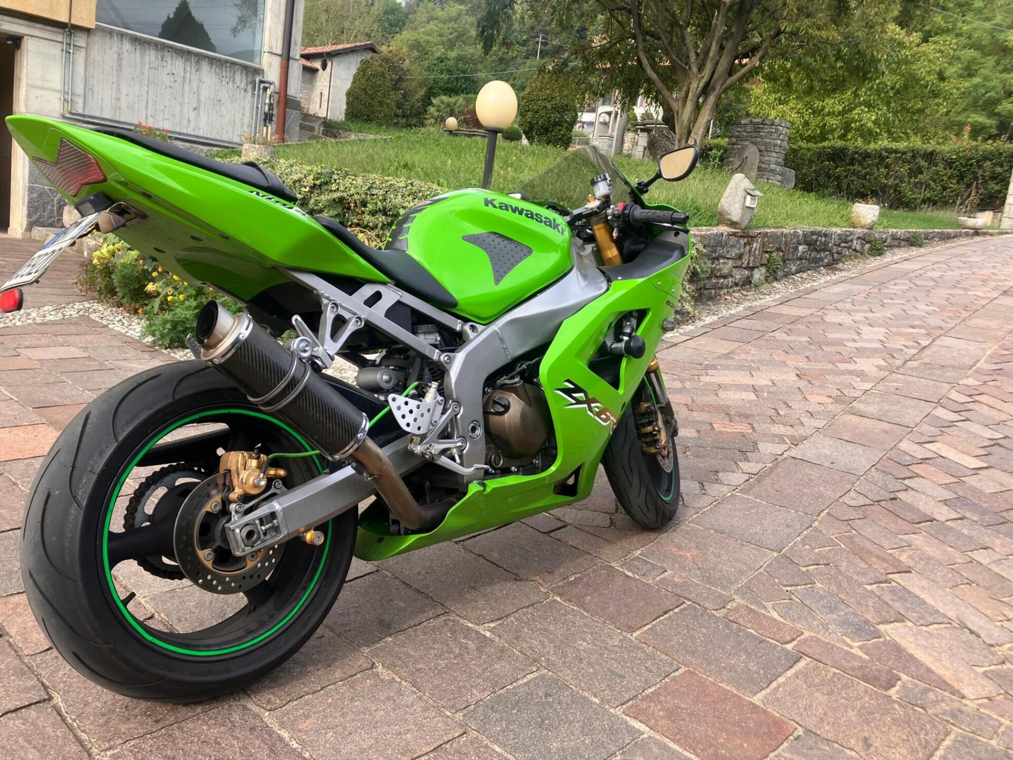 Vendo Kawasaki Ninja 636 ZX-6R (2003 - 04) usata a Albese con