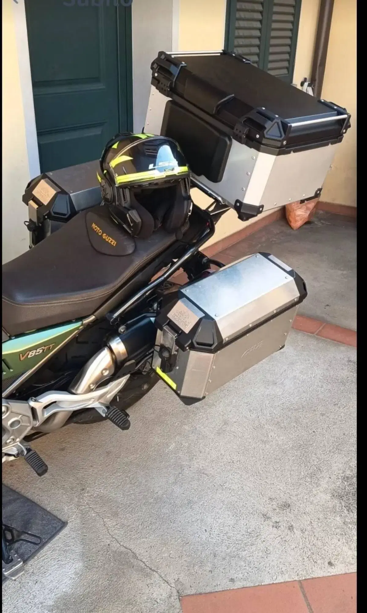 Moto Guzzi V85 TT Centenario (2021 - 22) (2)