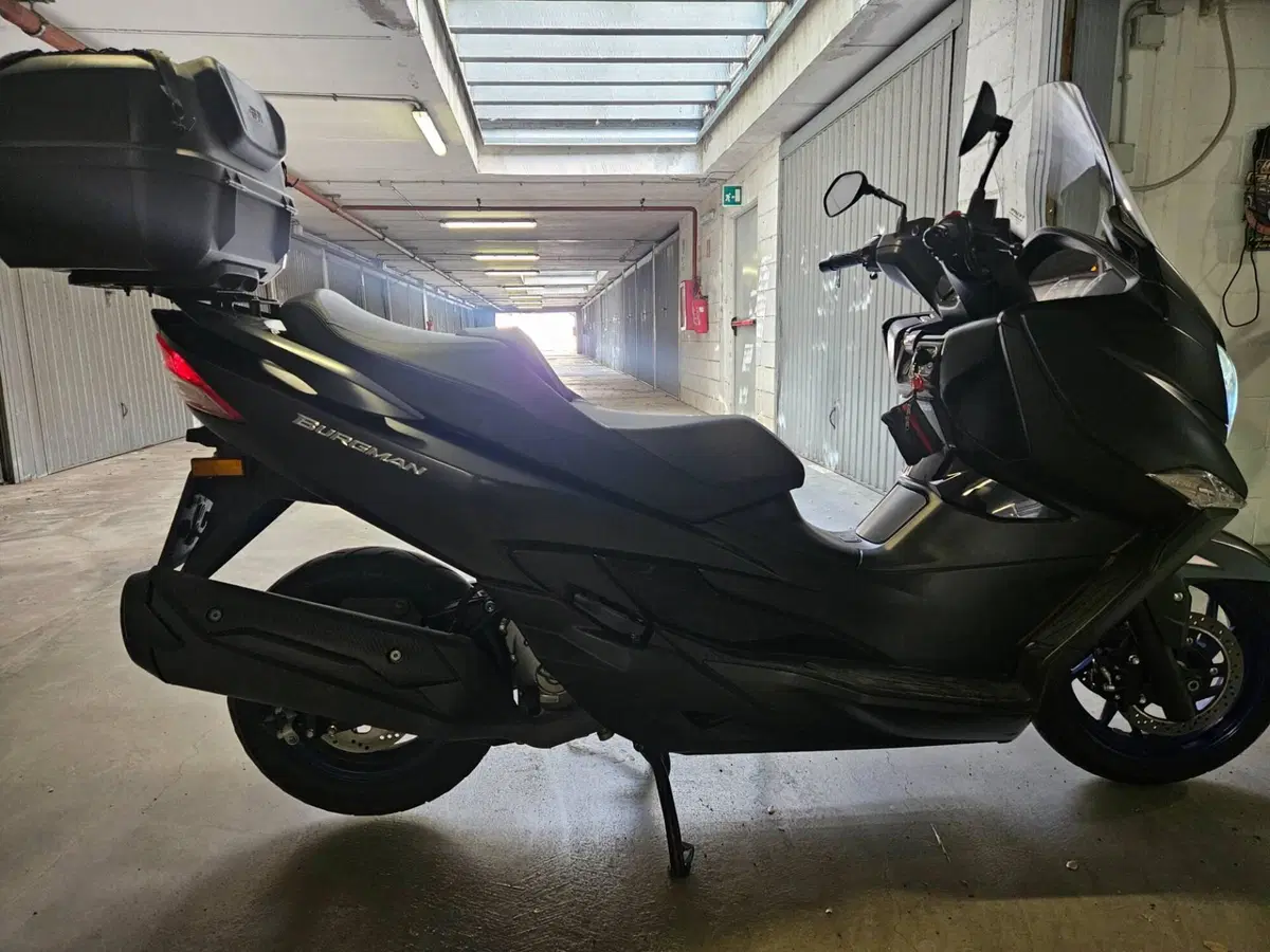 Suzuki Burgman 400 (2022 - 24) (3)