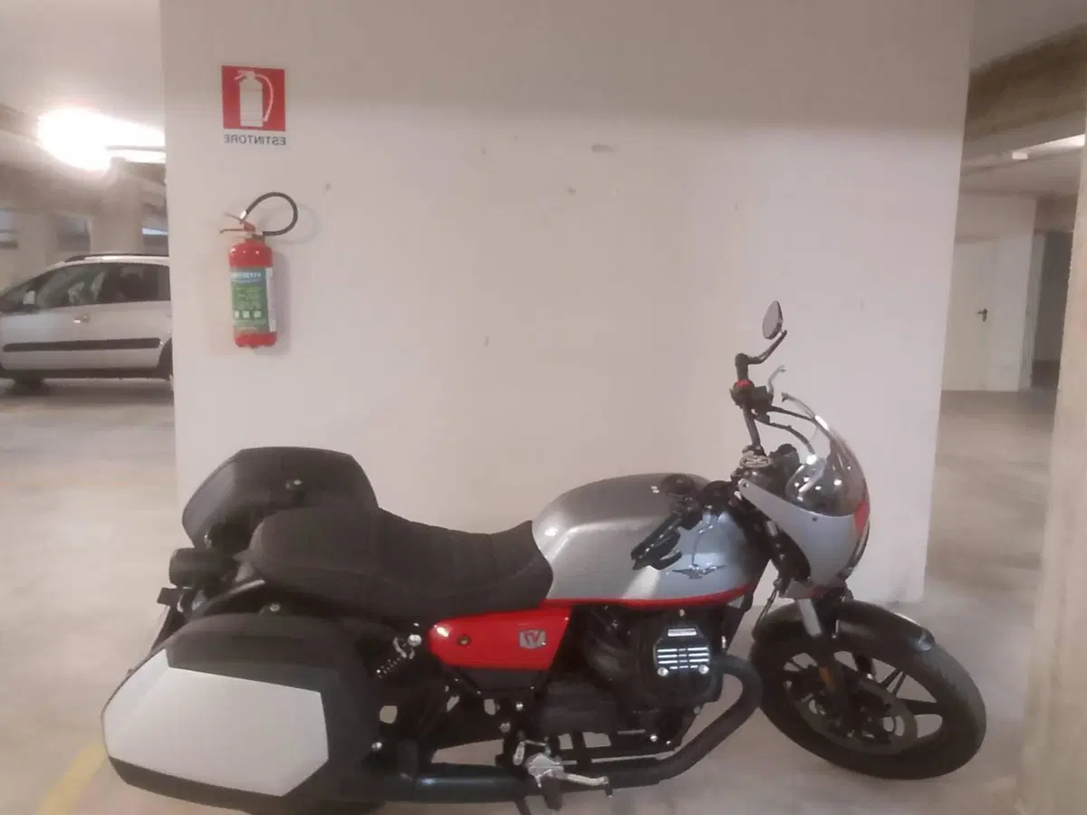Moto Guzzi V7 Stone Corsa (2023 - 25) (2)