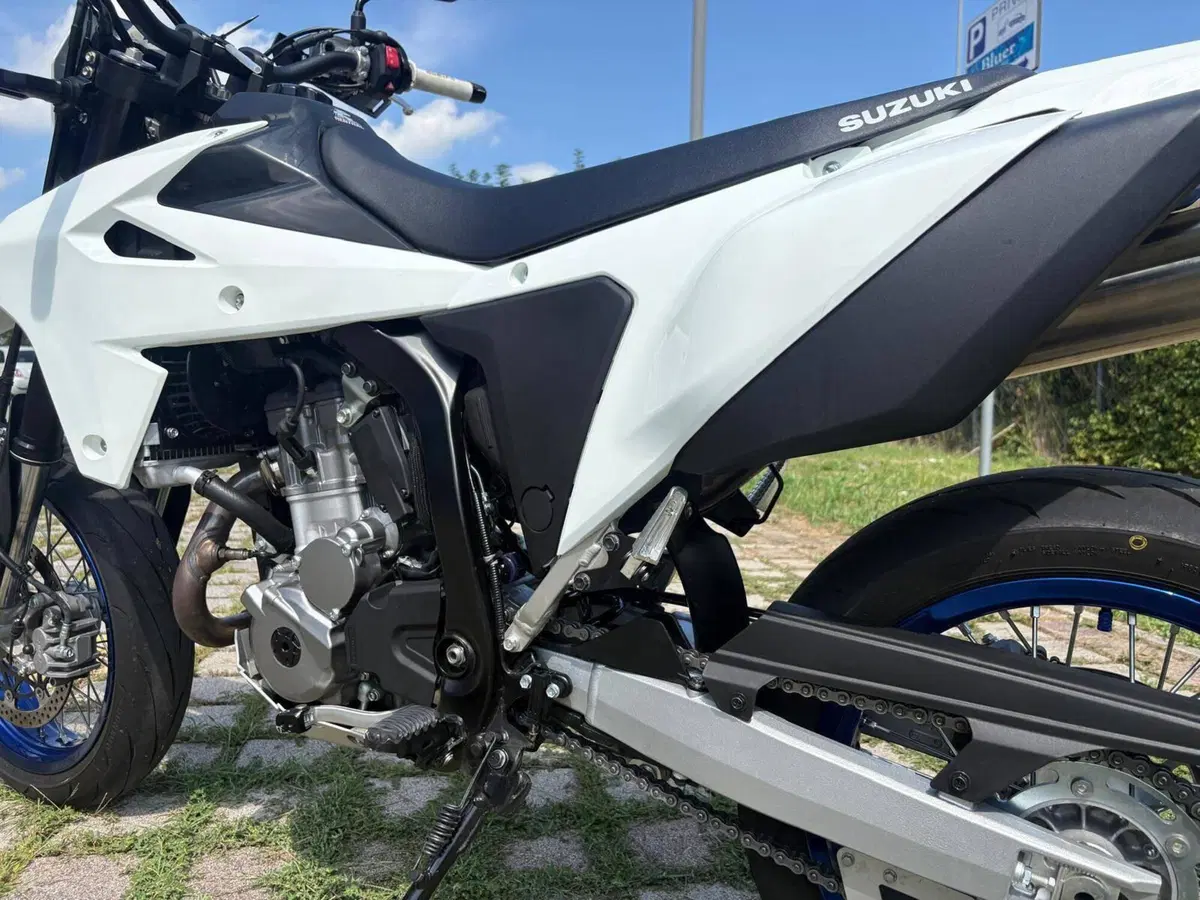 Suzuki DR-Z4SM (2025 - 26) (3)