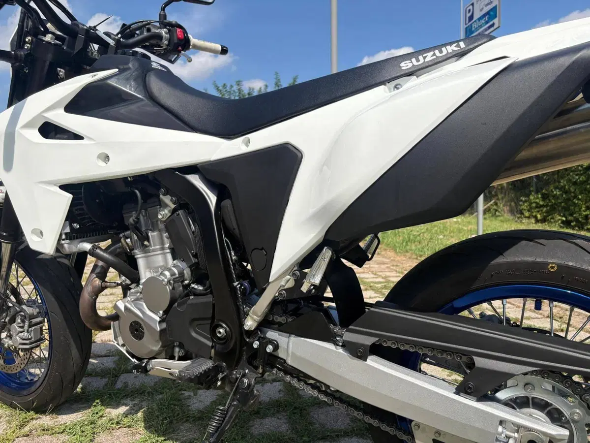 Suzuki DR-Z4SM (2025 - 26) (11)