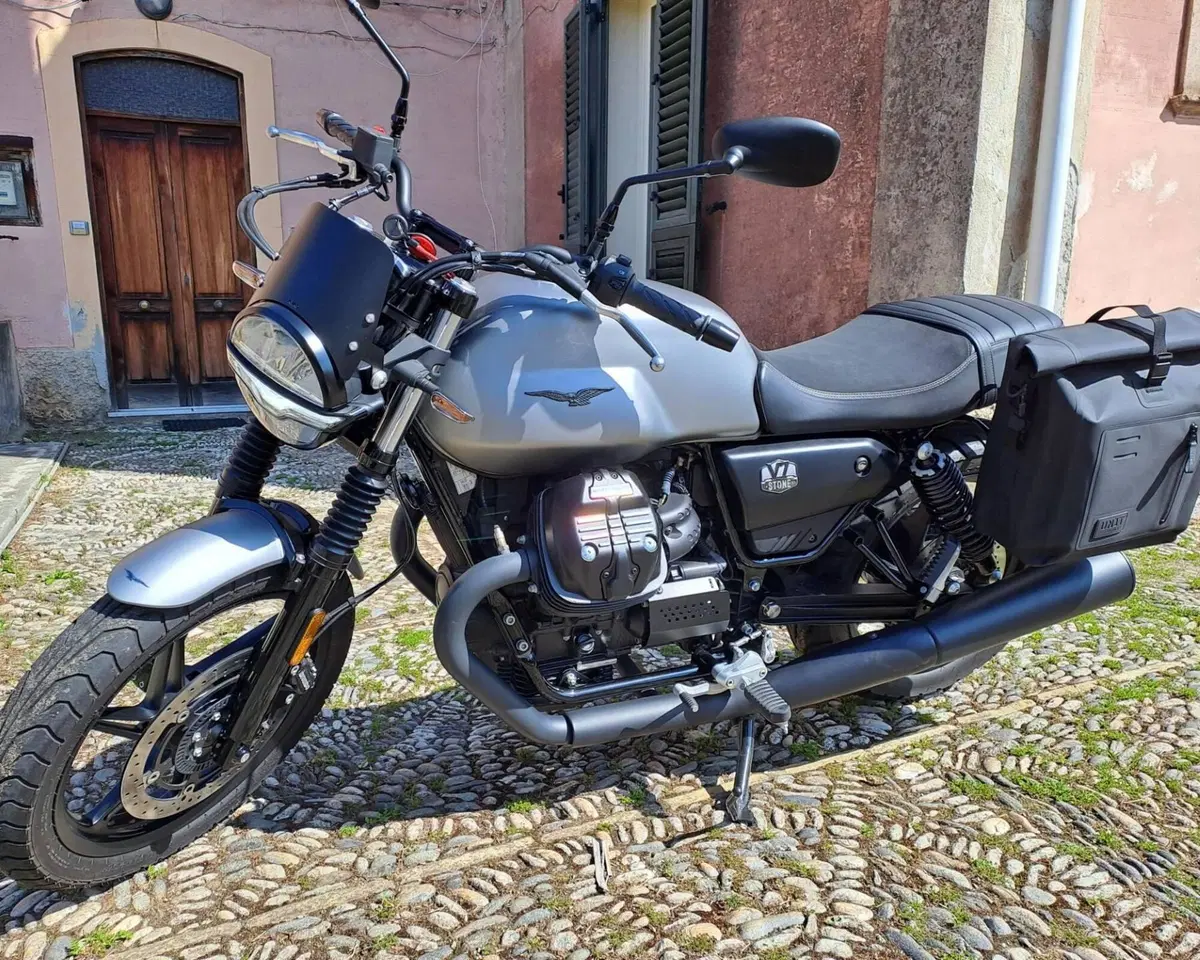 Moto Guzzi V7 Stone Centenario (2021 - 22) (2)