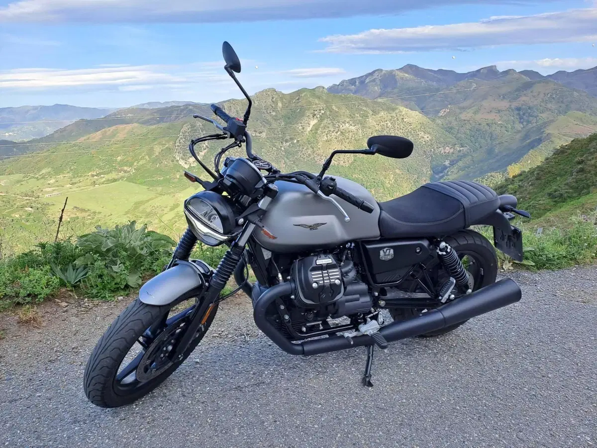 Moto Guzzi V7 Stone Centenario (2021 - 22)
