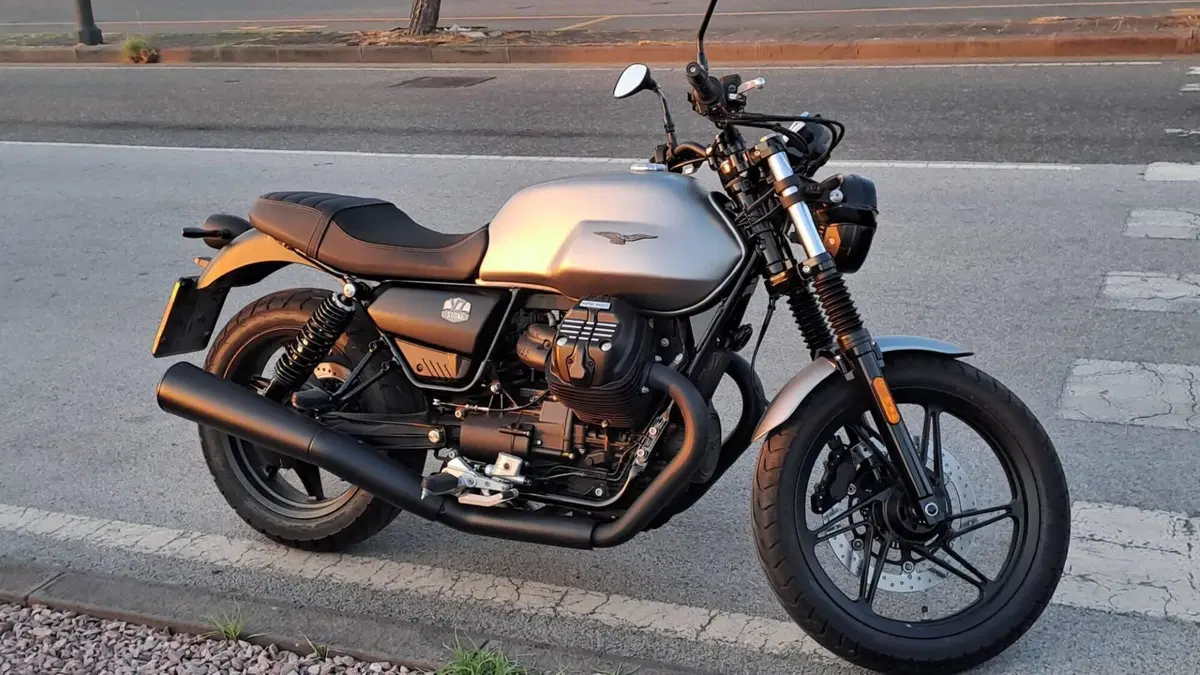 Moto Guzzi V7 Stone Centenario (2021 - 22) (4)