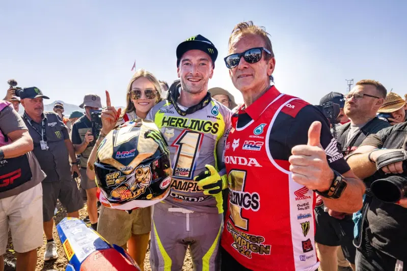 Jeffrey Herlings ha conquistato il Mondiale MXGP in Turchia. Qui in foto con Giacomo Gariboldi patron del team HRC