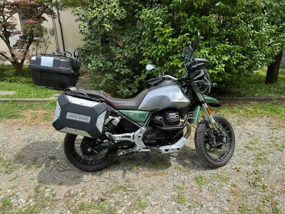 Moto Guzzi V85 TT Centenario (2021 - 22) (2)