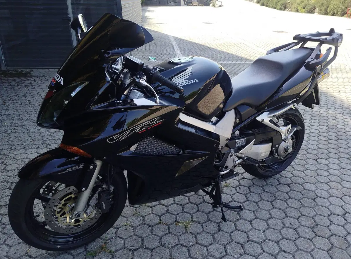 Honda VFR 800 (2002 - 05) (9)