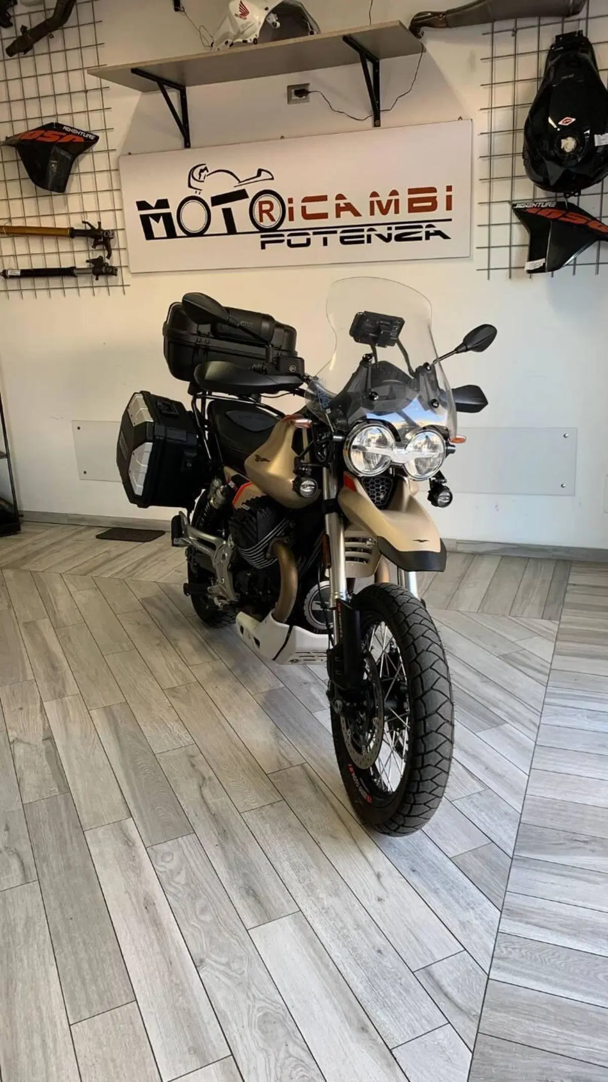 Moto Guzzi V85 TT Travel (2020)