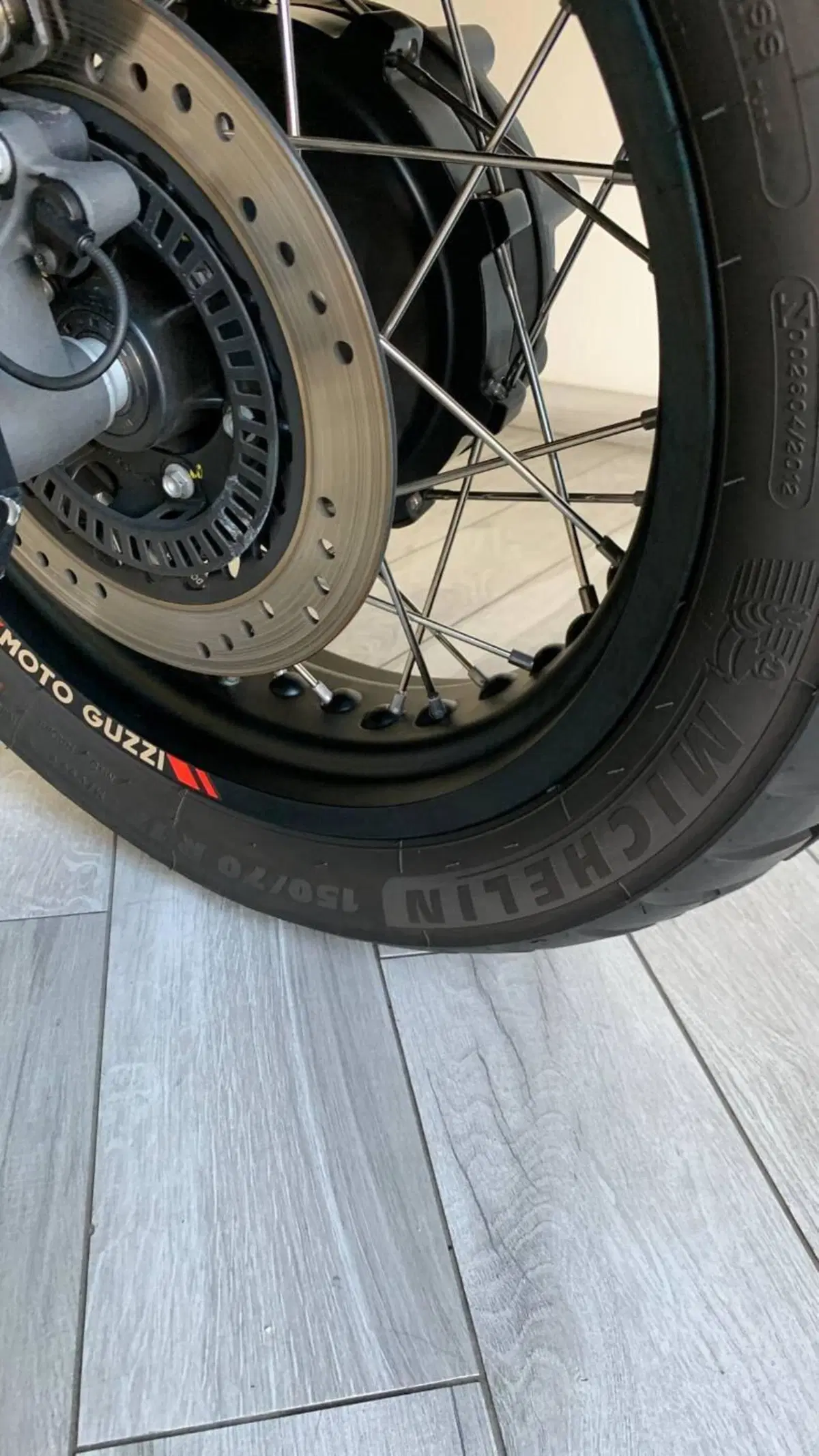Moto Guzzi V85 TT Travel (2020) (15)