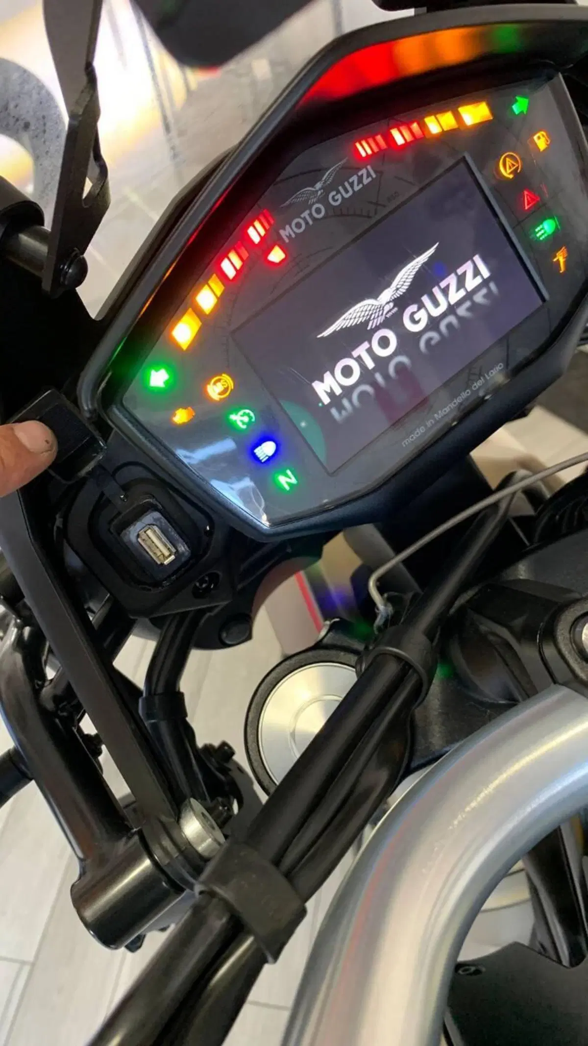 Moto Guzzi V85 TT Travel (2020) (16)