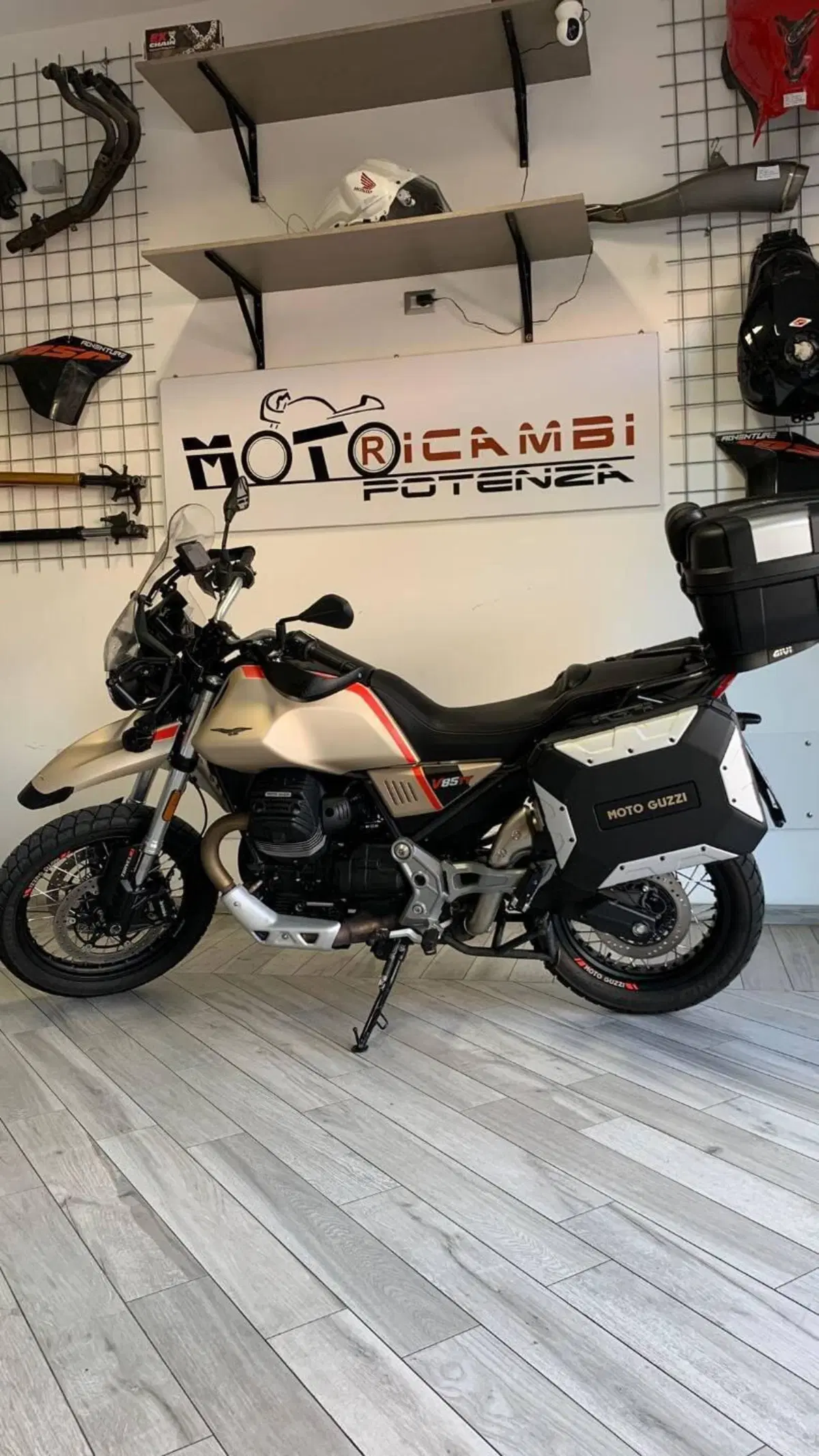 Moto Guzzi V85 TT Travel (2020) (17)