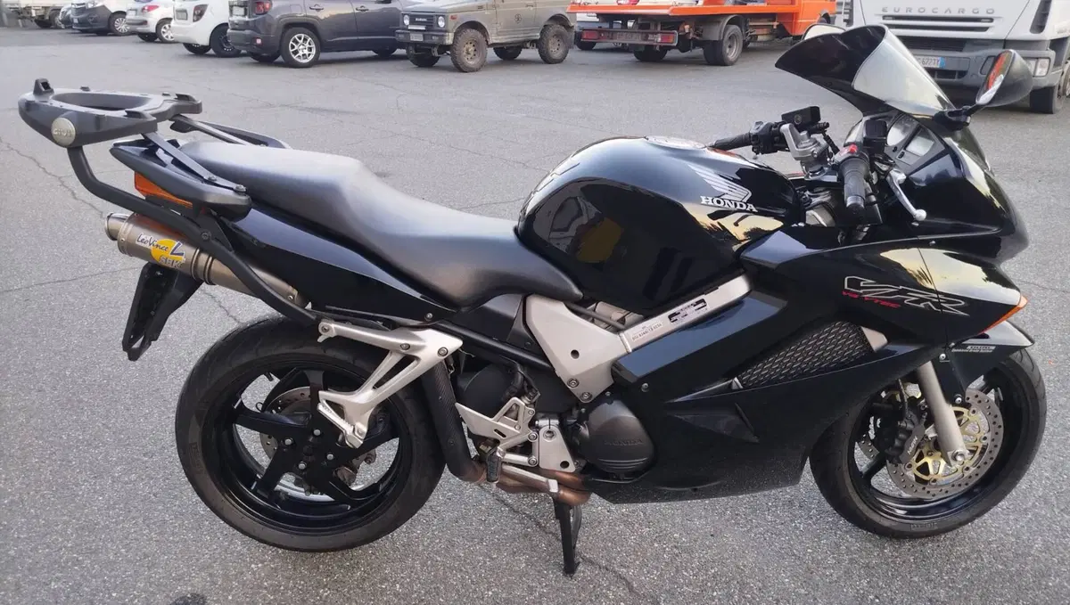 Honda VFR 800 (2002 - 05) (2)