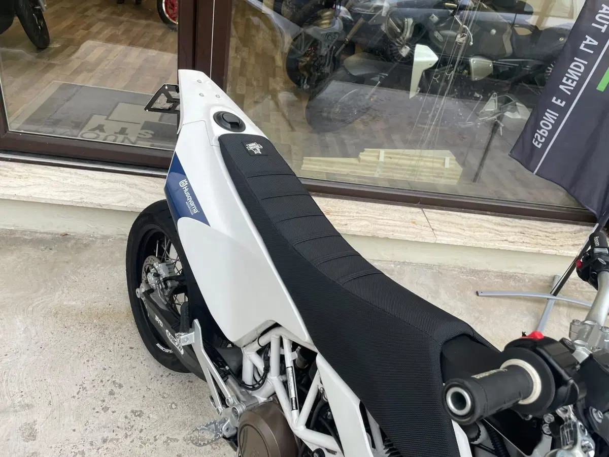 Husqvarna 701 Supermoto (2017 - 19) (10)
