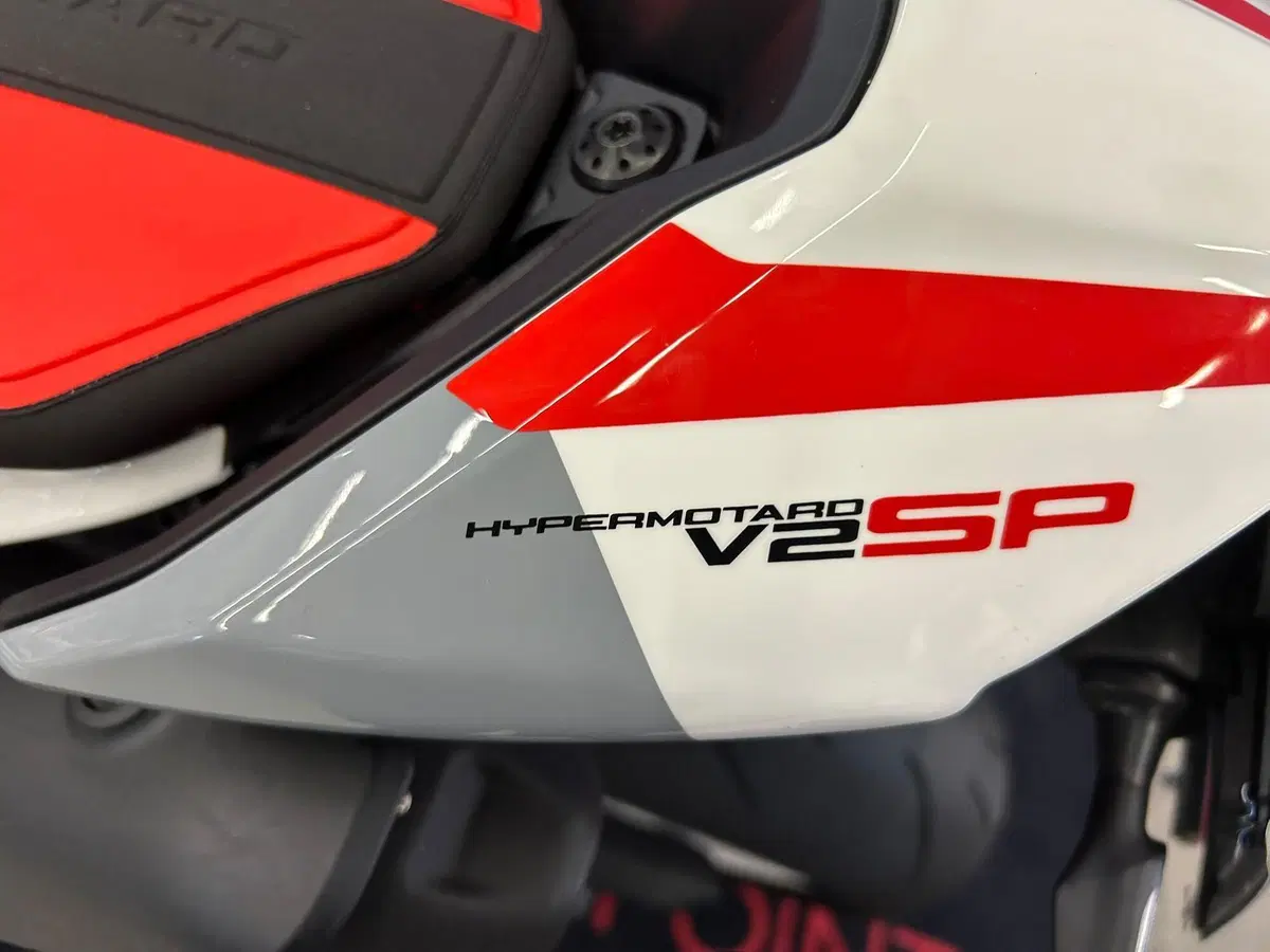 Ducati Hypermotard V2 SP (2026) (9)