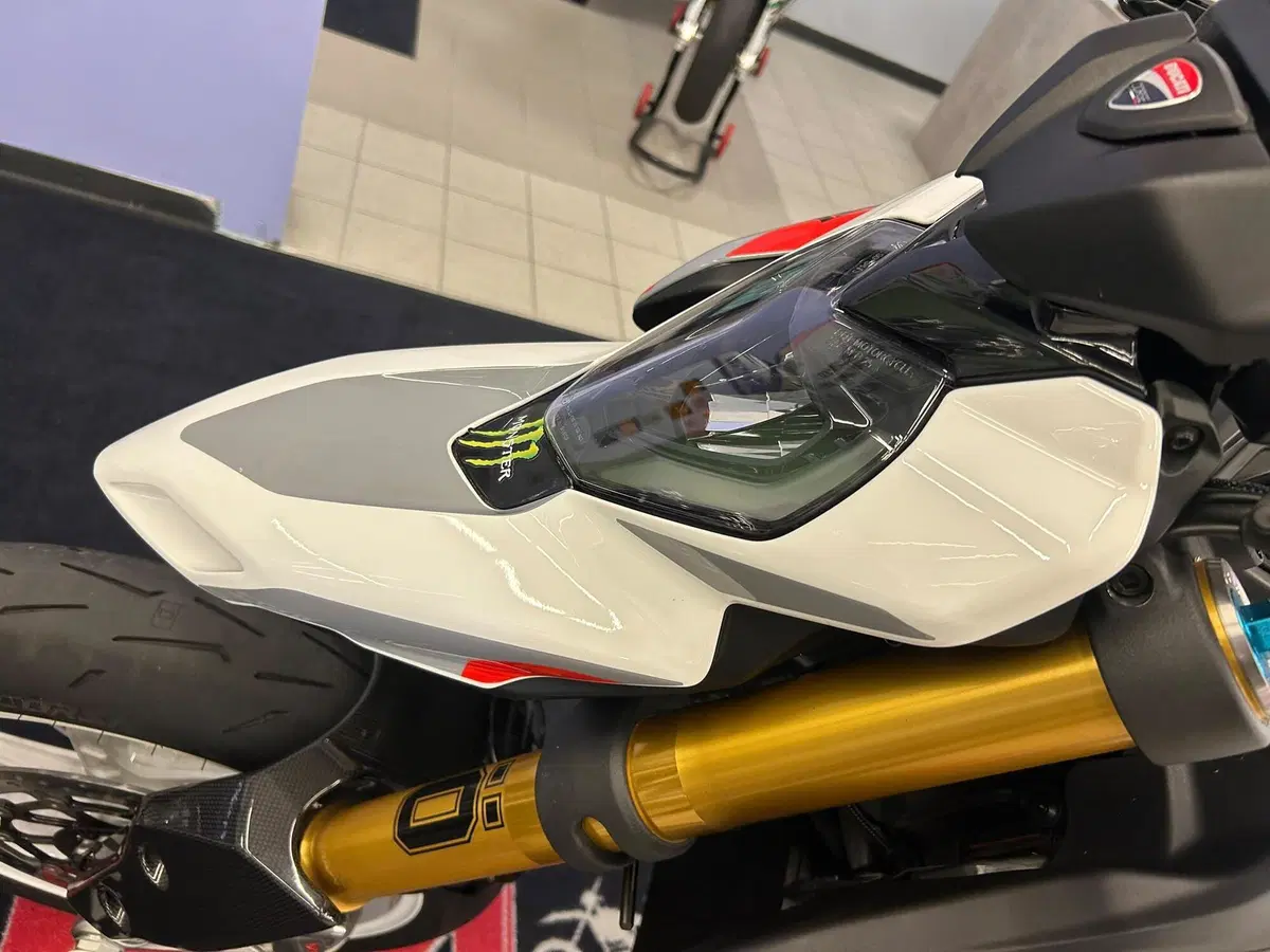 Ducati Hypermotard V2 SP (2026) (18)
