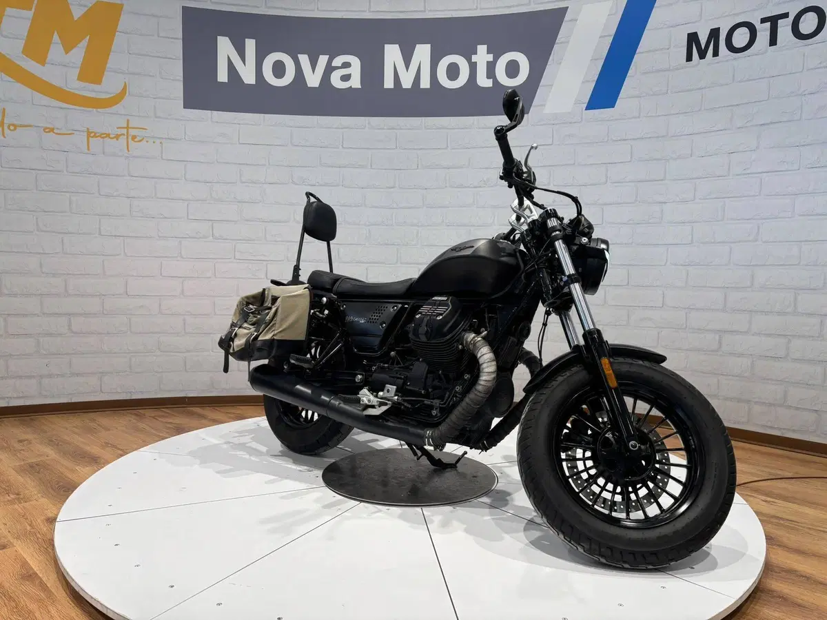 Moto Guzzi V9 Bobber (2021 - 25) (5)