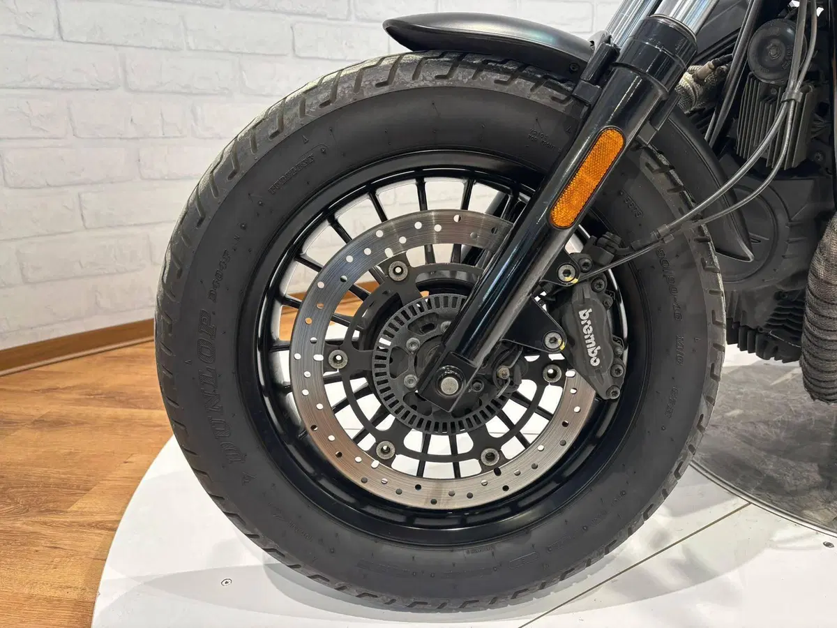 Moto Guzzi V9 Bobber (2021 - 25) (8)