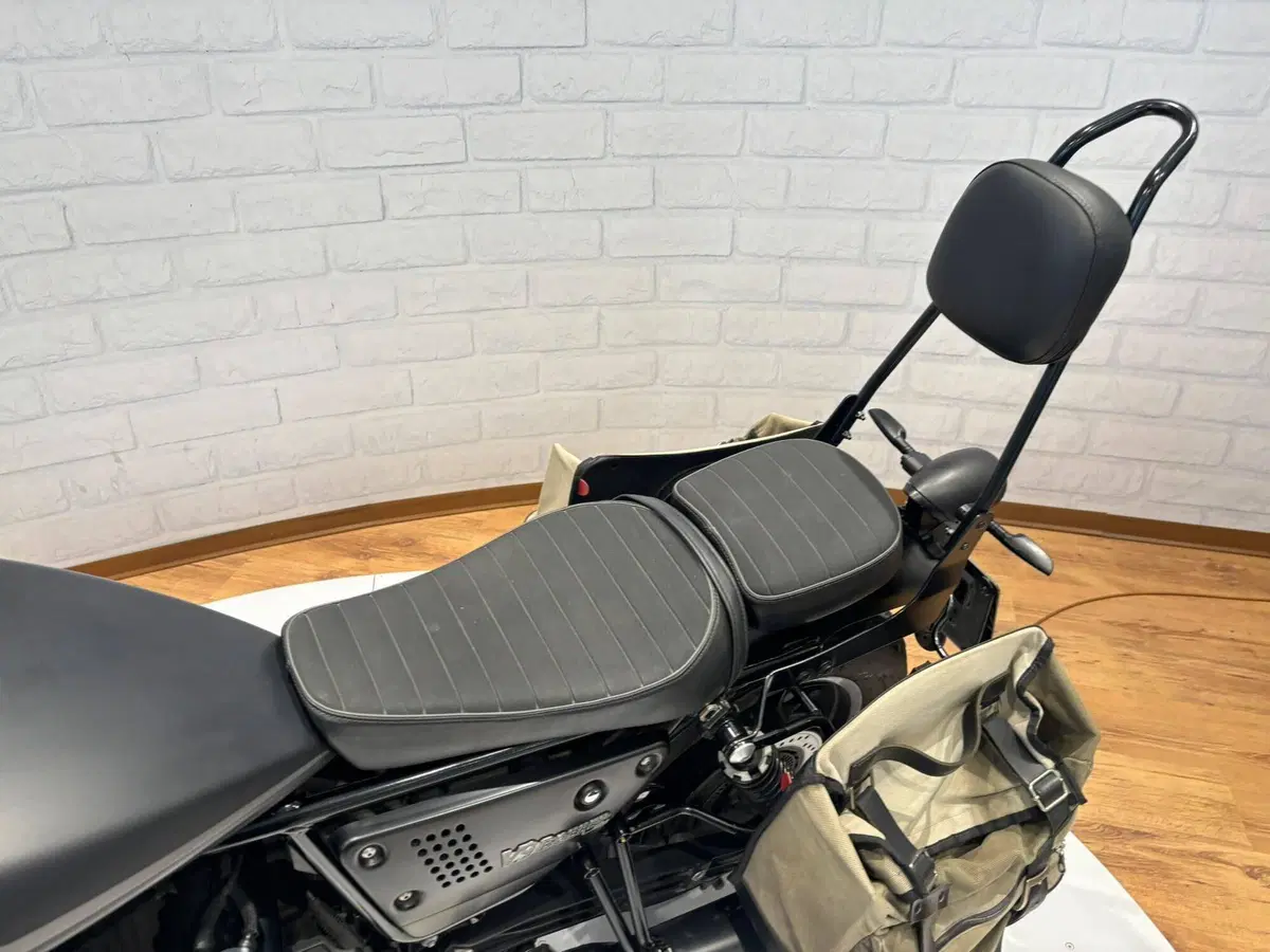 Moto Guzzi V9 Bobber (2021 - 25) (11)