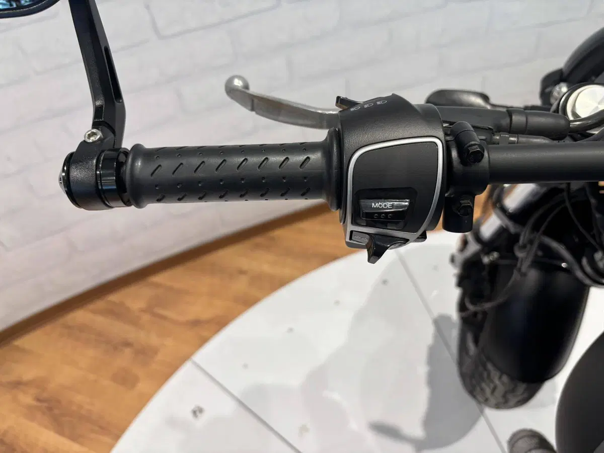 Moto Guzzi V9 Bobber (2021 - 25) (13)