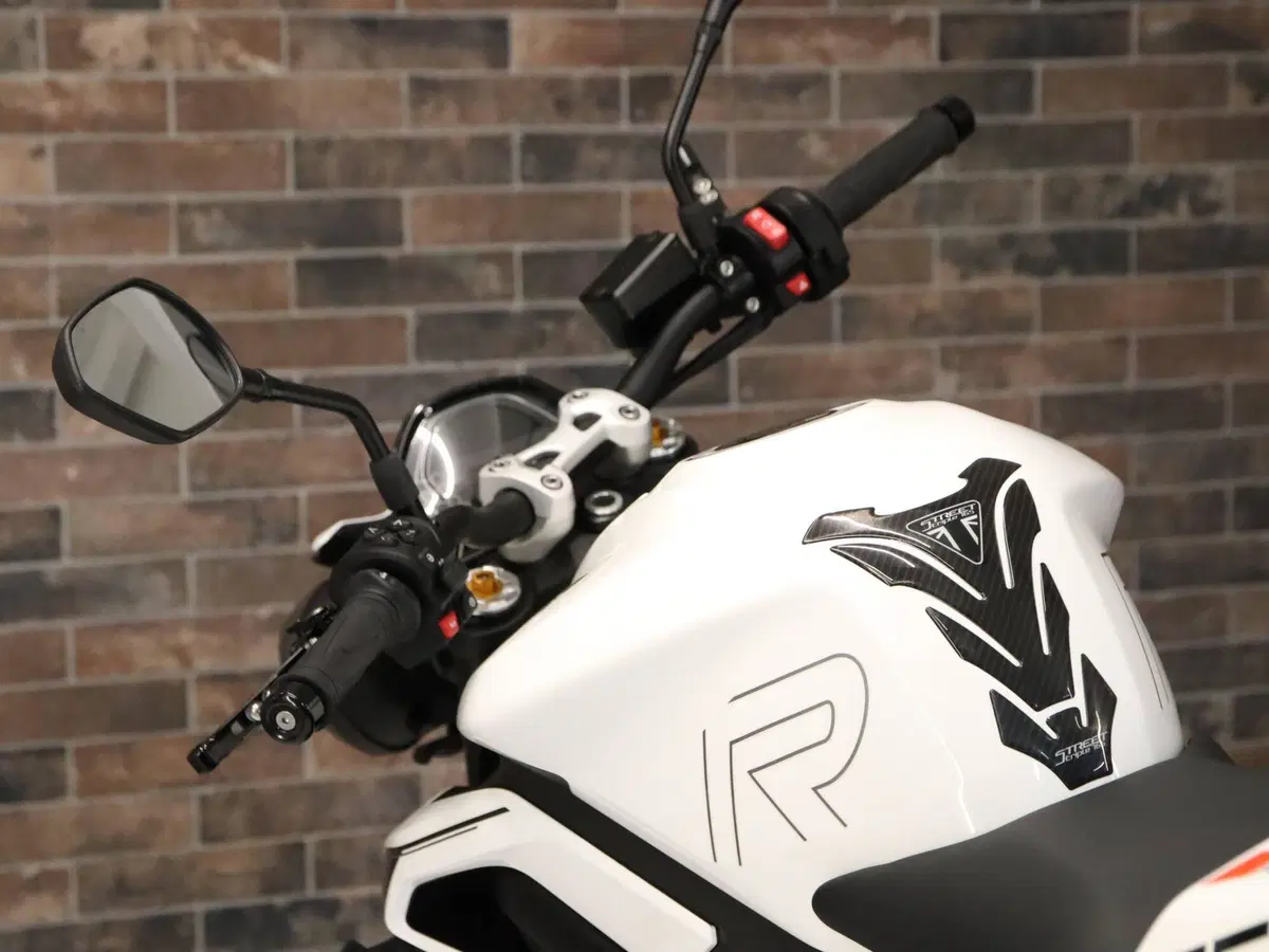 Triumph Street Triple 765 R (2023 - 26) (9)