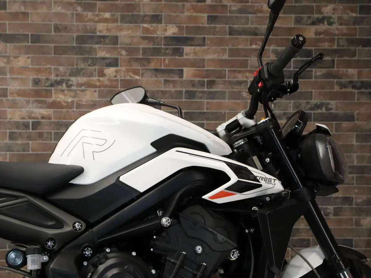 Triumph Street Triple 765 R (2023 - 26) (8)