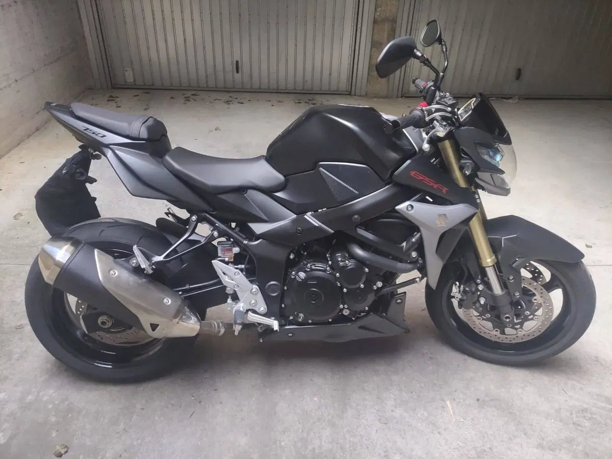 Suzuki GSR 750 Mat Black L.E. (2013 - 14)