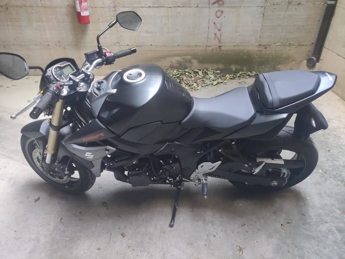Suzuki GSR 750 Mat Black L.E. (2013 - 14) (2)