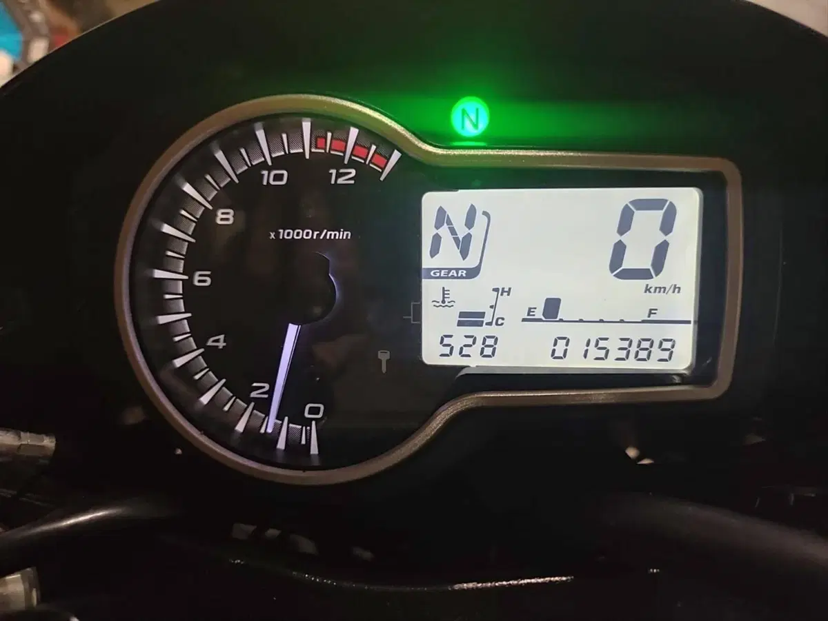 Suzuki GSR 750 Mat Black L.E. (2013 - 14) (6)