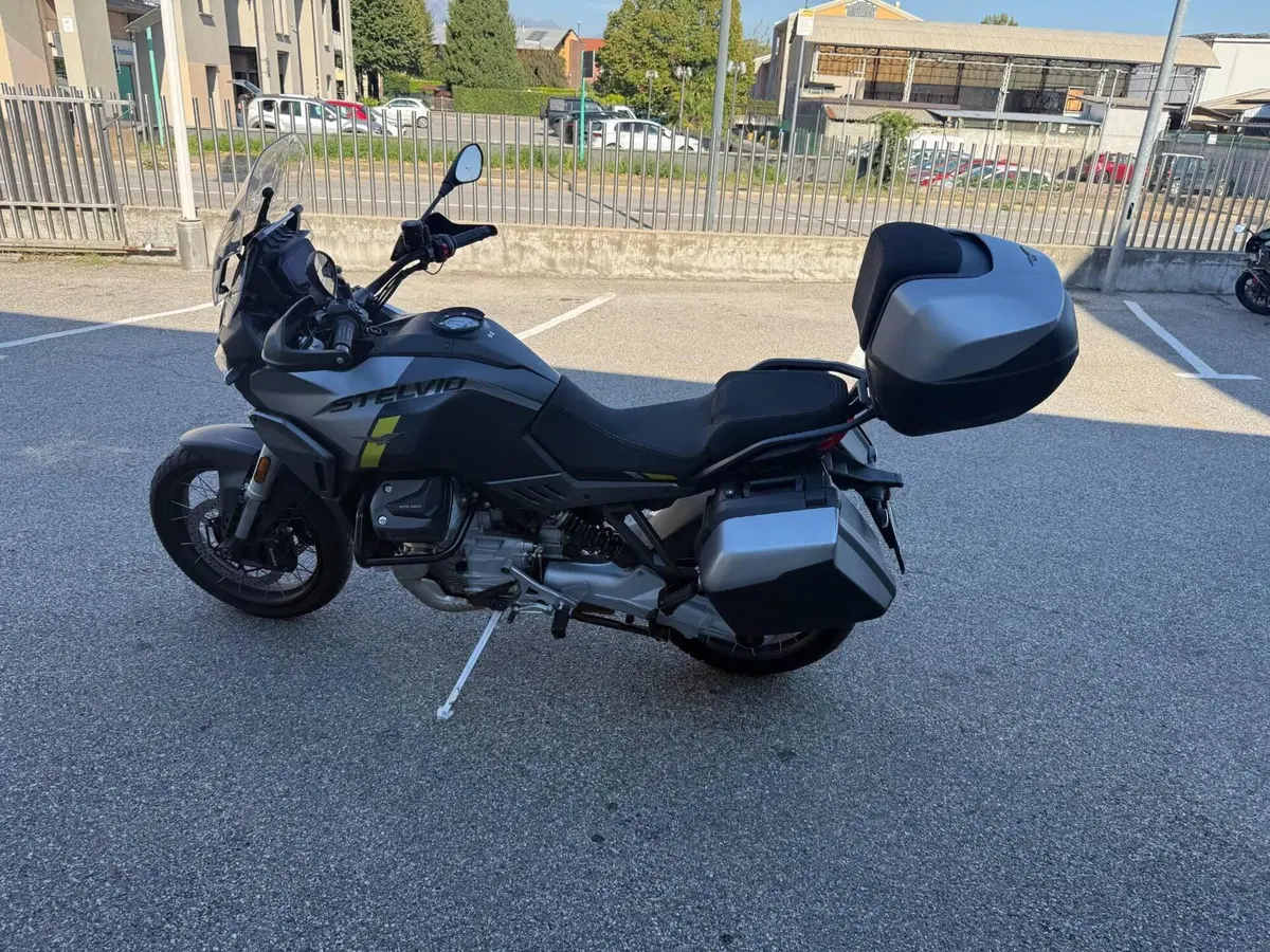 Moto Guzzi Stelvio (2024 - 26) (4)