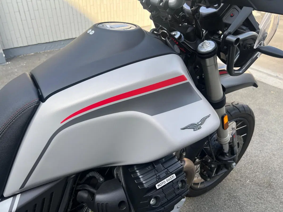 Moto Guzzi V85 TT Travel (2021 - 23) (7)