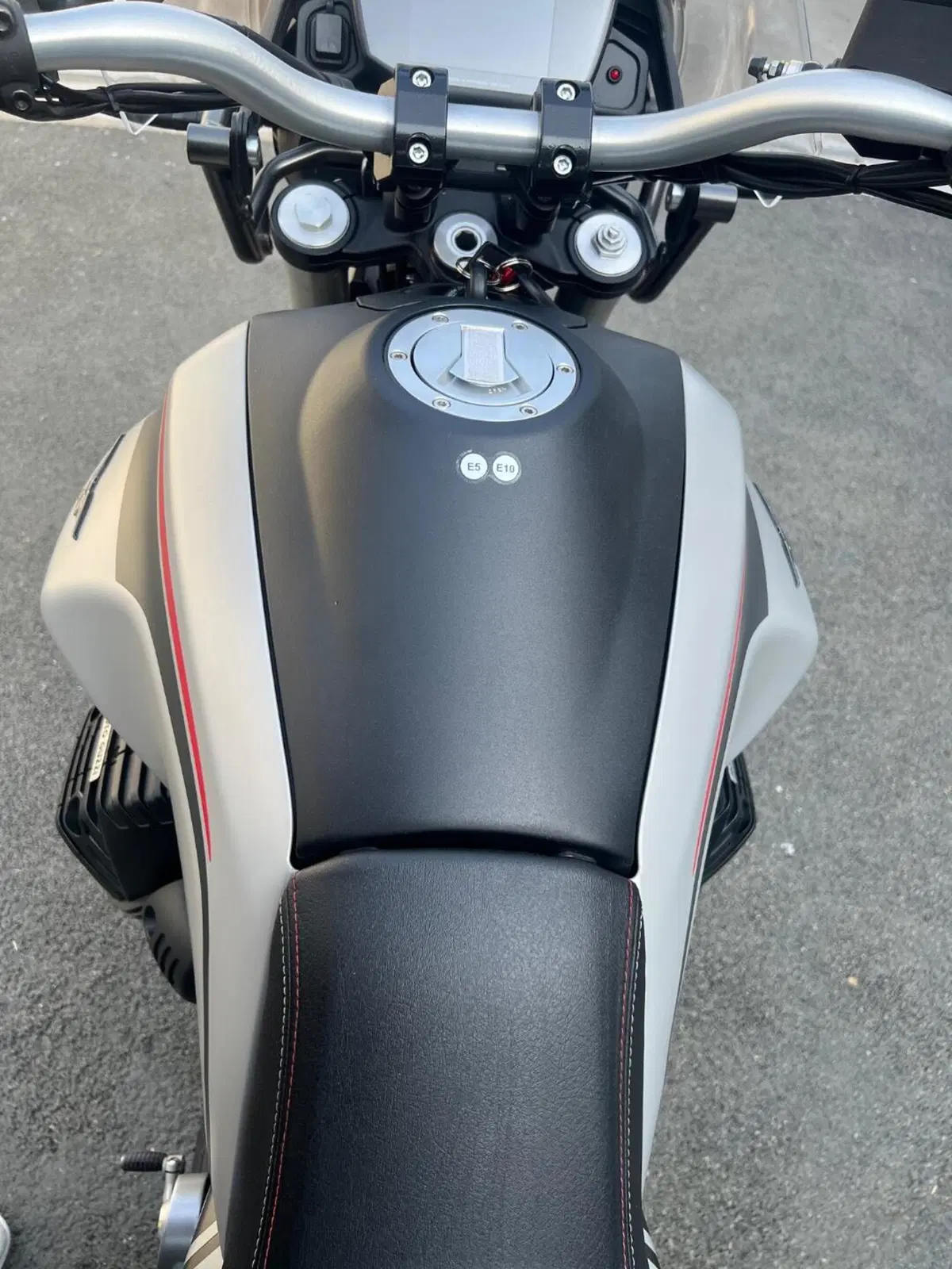 Moto Guzzi V85 TT Travel (2021 - 23) (9)
