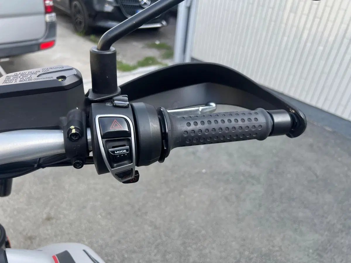 Moto Guzzi V85 TT Travel (2021 - 23) (14)