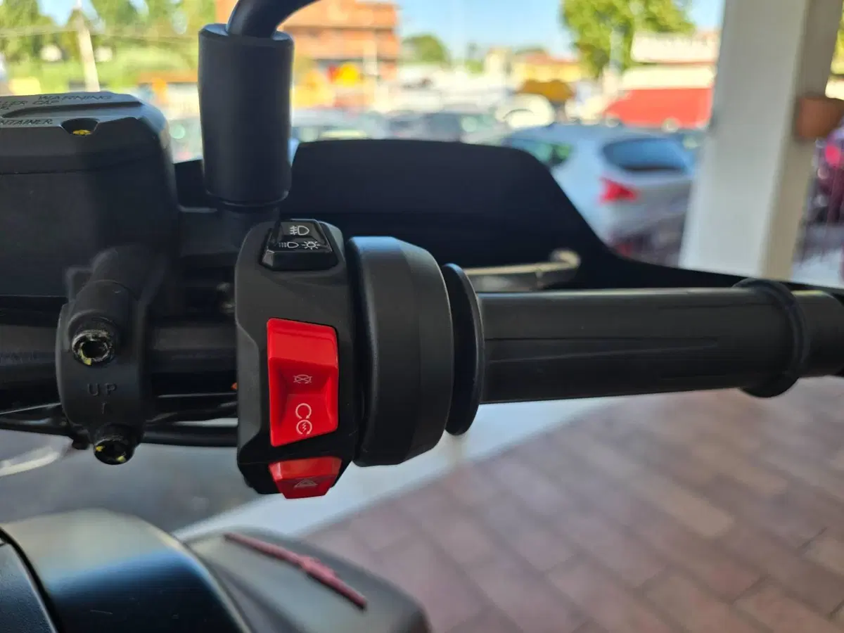 Moto Guzzi V85 TT Travel (2024 - 26) (9)