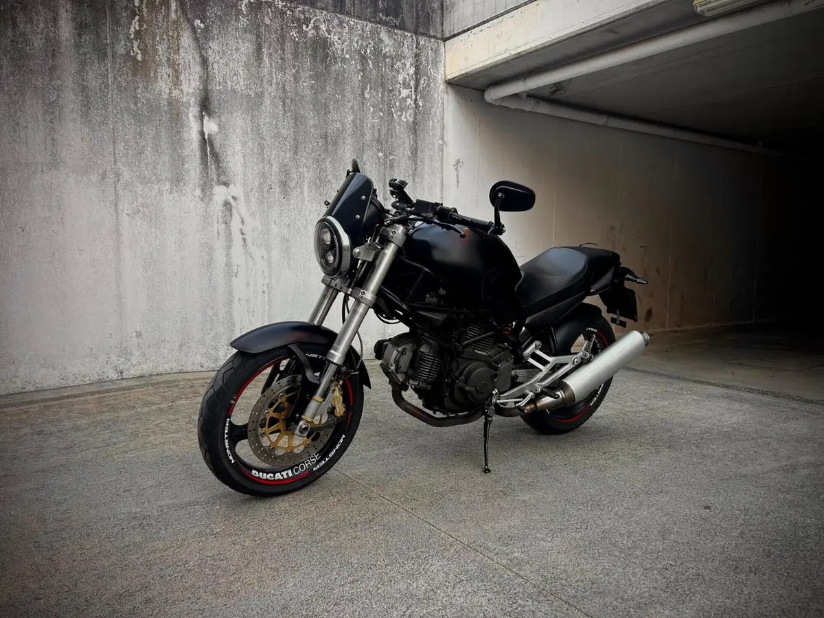 Ducati Monster 600 Dark (1998 - 01)