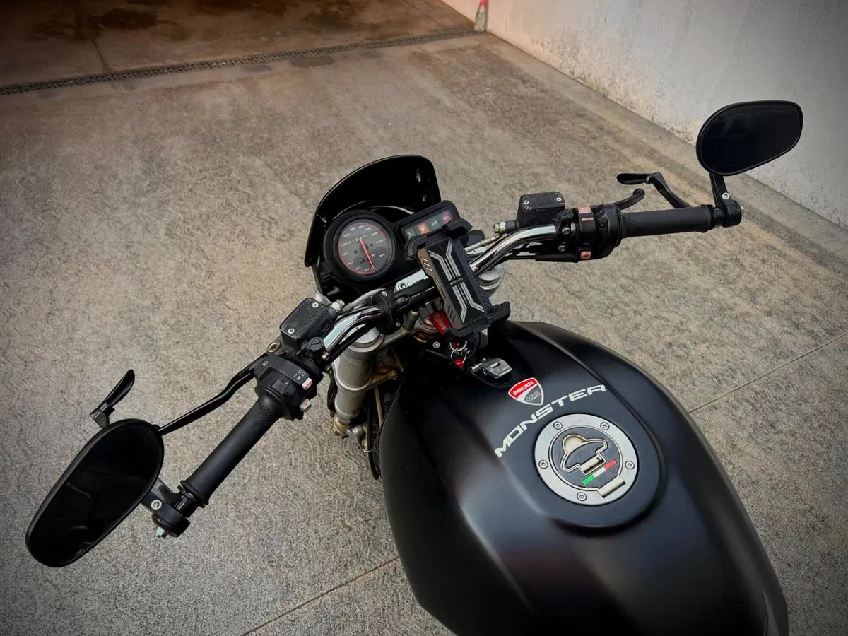 Ducati Monster 600 Dark (1998 - 01) (4)