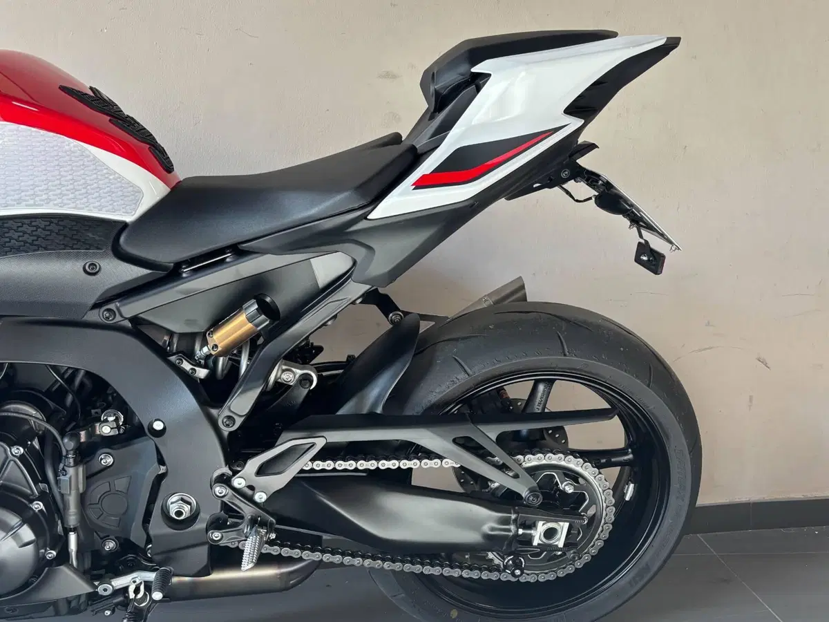 Yamaha YZF R9 70th (2026) (3)