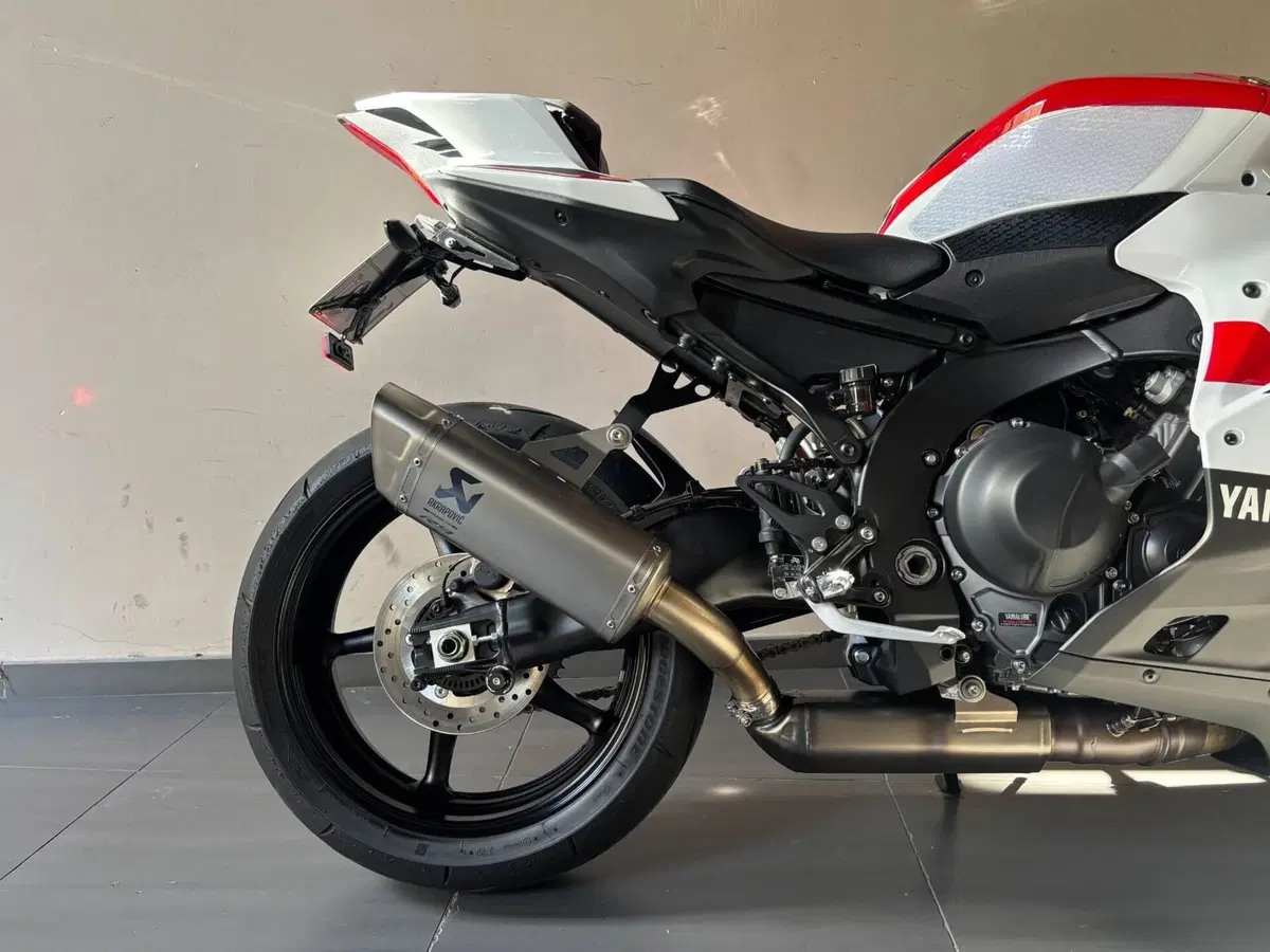 Yamaha YZF R9 70th (2026) (9)