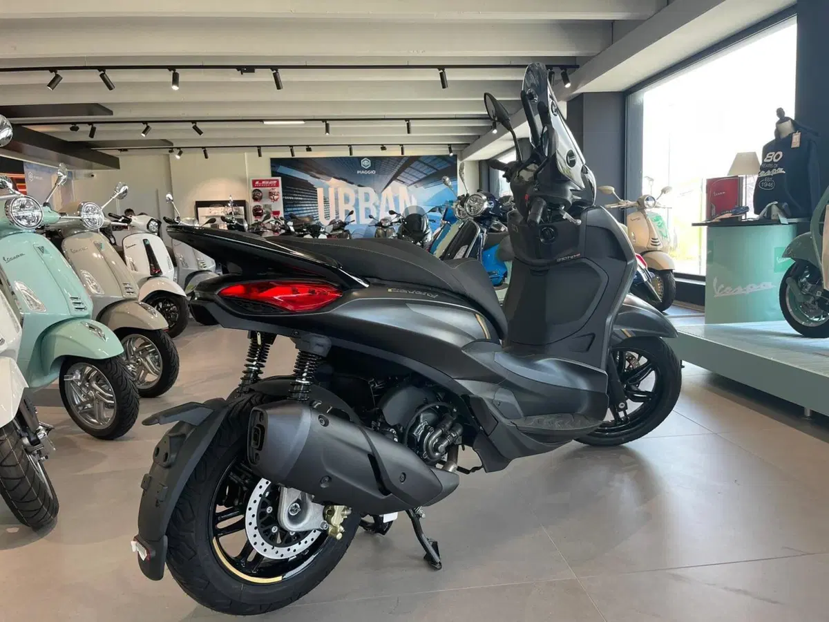 Piaggio Beverly 310 25th Anniversary (2026) (2)