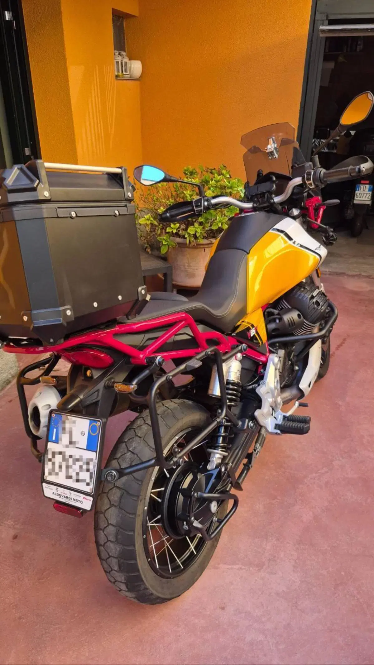 Moto Guzzi V85 TT Evocative Graphics (2021 - 23) (2)