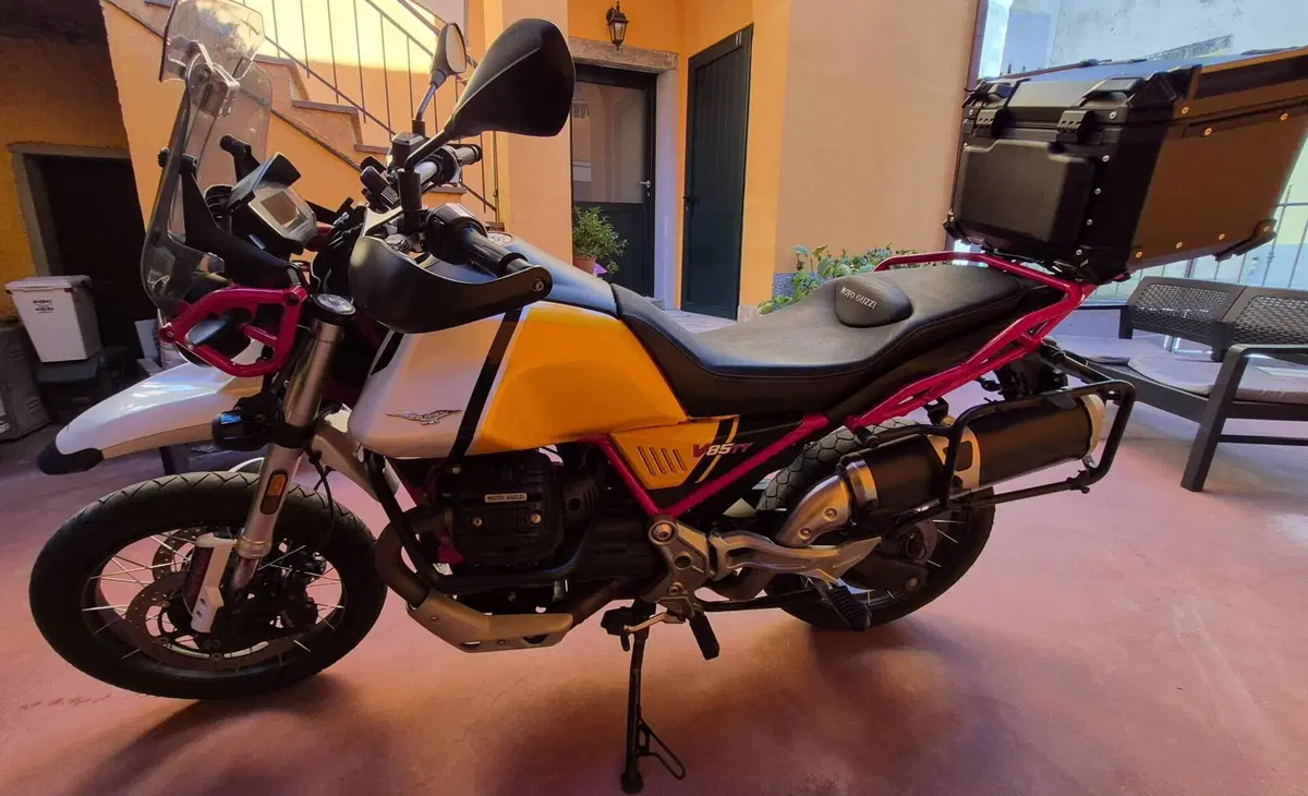 Moto Guzzi V85 TT Evocative Graphics (2021 - 23) (3)