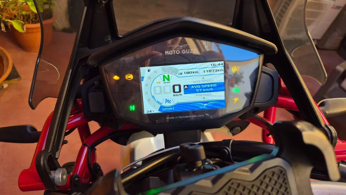 Moto Guzzi V85 TT Evocative Graphics (2021 - 23) (4)