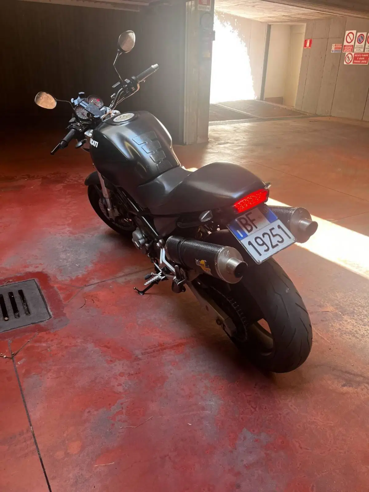 Ducati Monster 600 Dark (1998 - 01) (2)