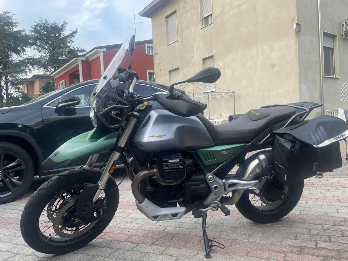 Moto Guzzi V85 TT Centenario (2021 - 22)