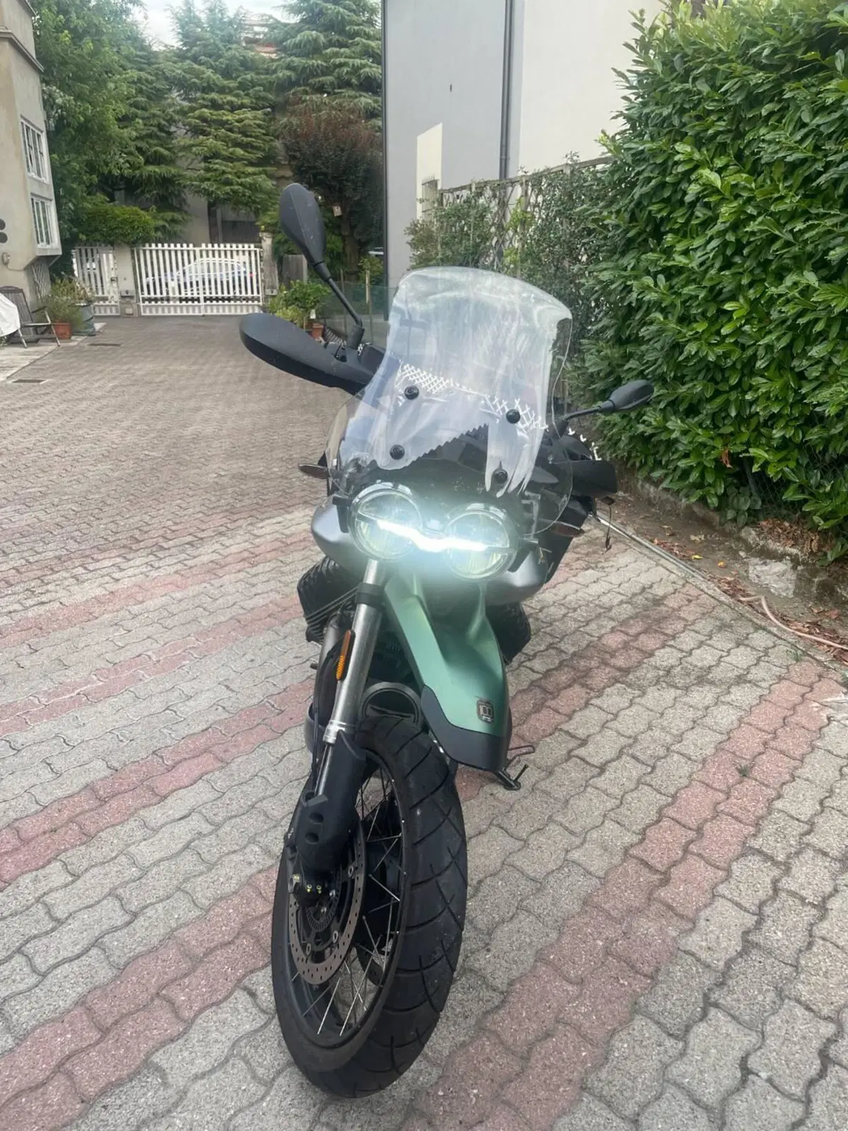 Moto Guzzi V85 TT Centenario (2021 - 22) (3)